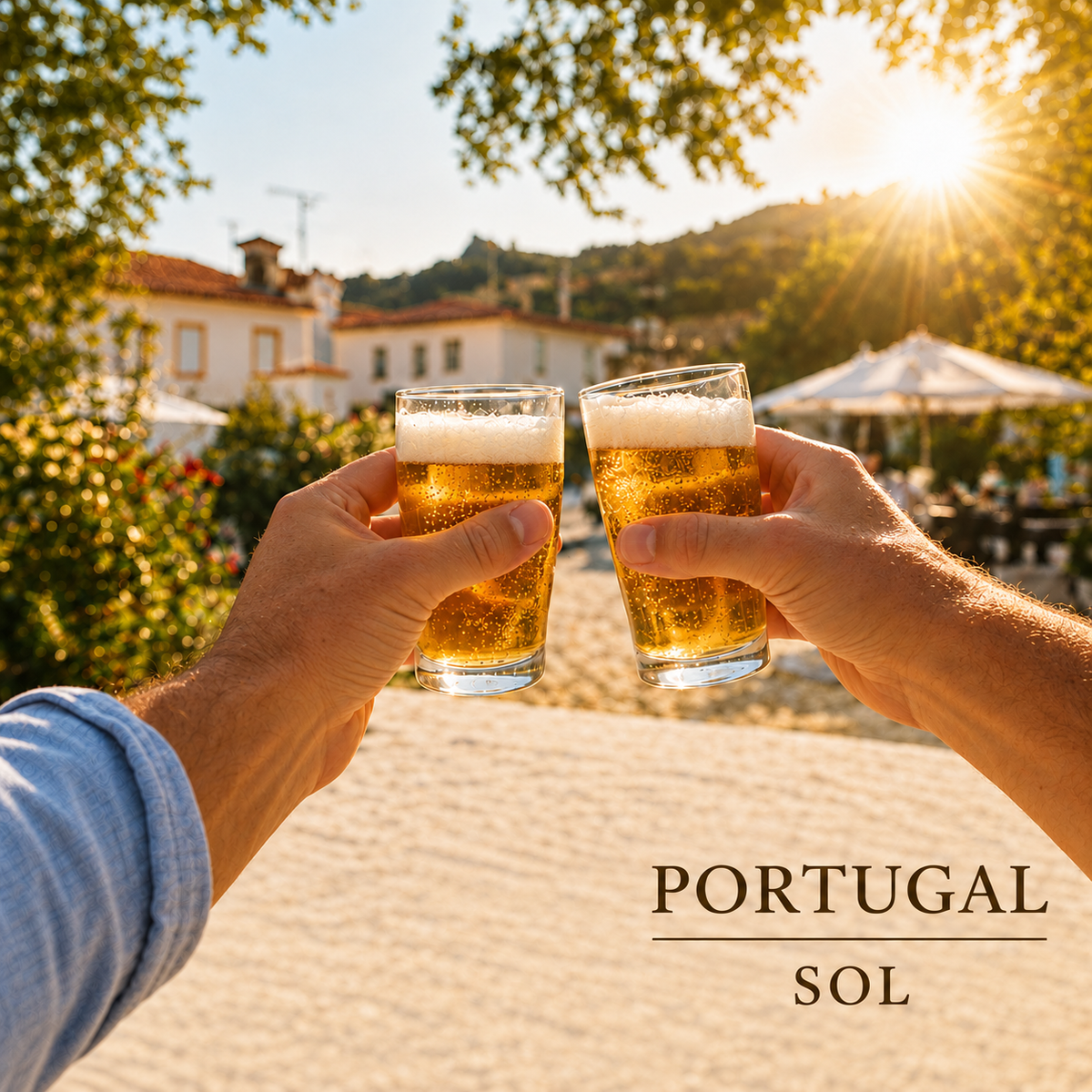Base para copos PORTUGAL SOL com duas pessoas a brindar com cerveja ao pôr do sol.